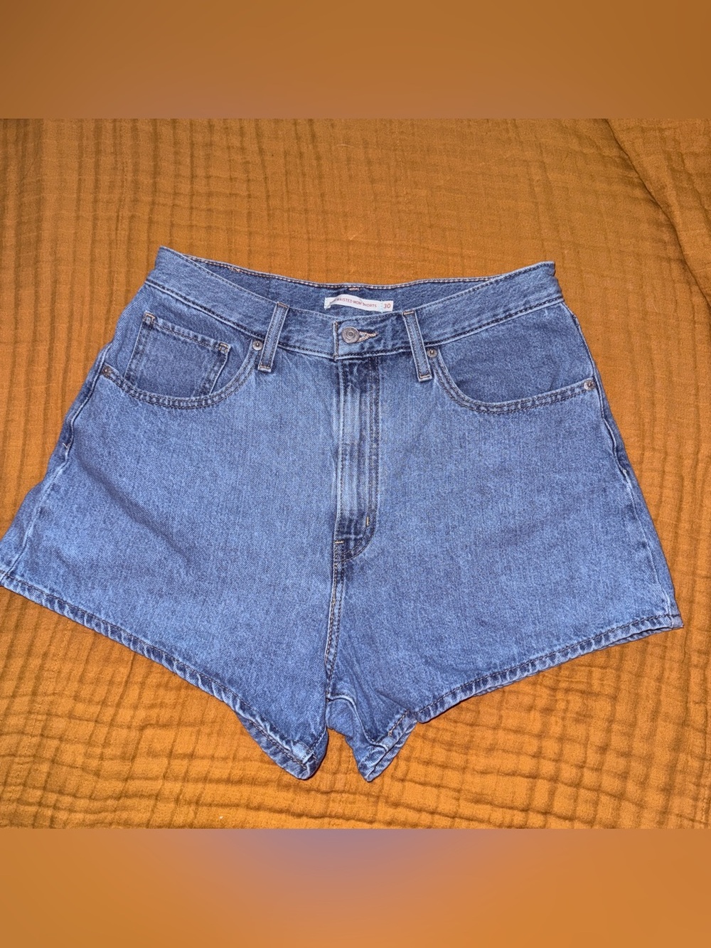 Levis High Waisted Mom Shorts 30 - Picture 2 of 4